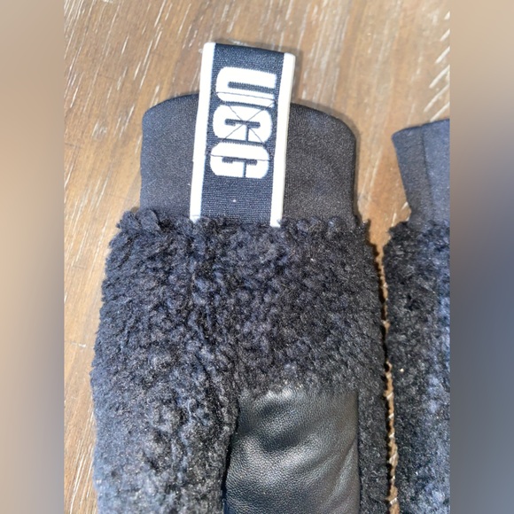 UGG Fluff Logo Tape Mittens Sherpa size S/M NWOT - Picture 4 of 5